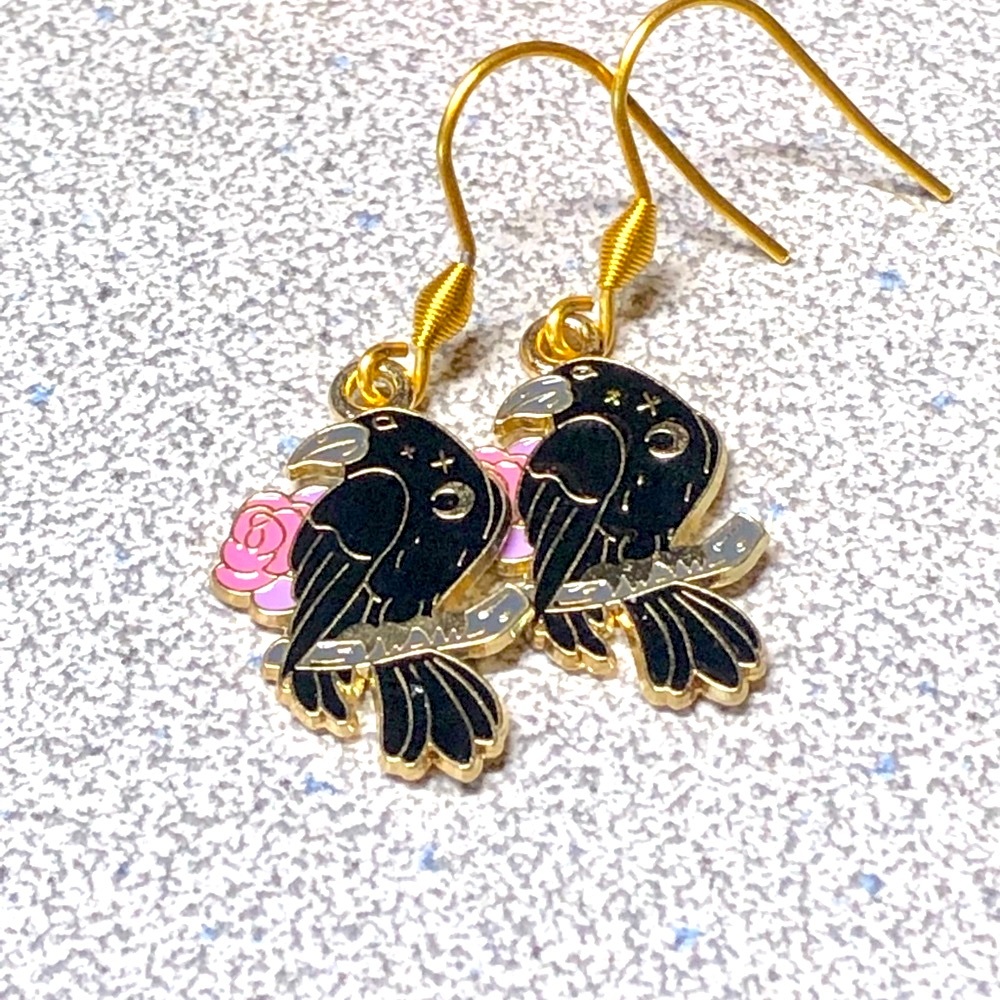 2/22 🐈‍⬛☠️Goth black crow/raven with pink roses earrings-gold, Halloween
